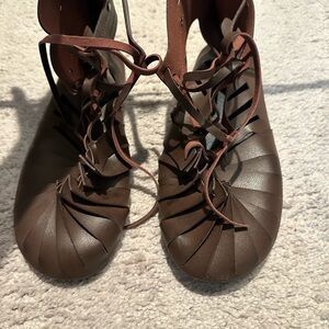 Women’s Brown Lace-Up Closed-Toe Leather Flats